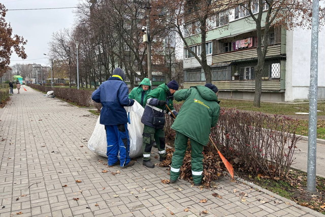 Осенние работы по благоустройству на территории ул.Яворницкого и сквера Западный продолжаются