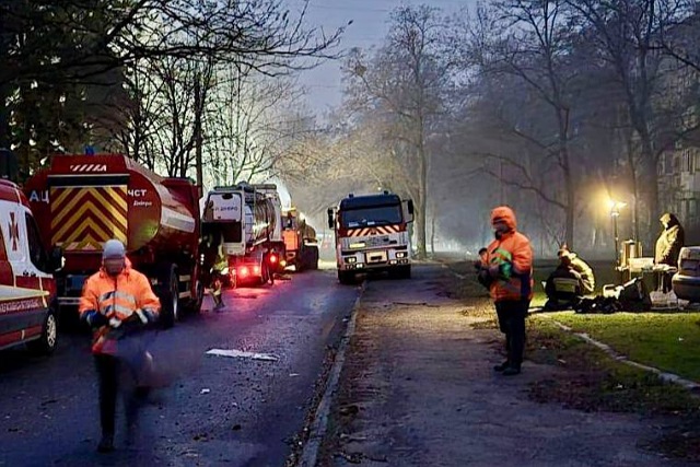 После вчерашних прилетов в Днепре вывезли 40 тонн обломков