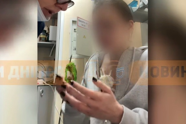 В Днепре управляющая клиникой ударила стоматолога ножом