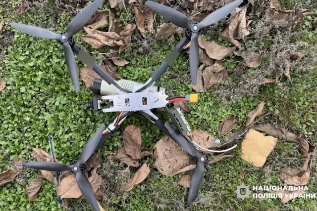 В Никопольском районе взрывотехники полиции обезвредили опасный боеприпас, прикрепленный к вражескому дрону