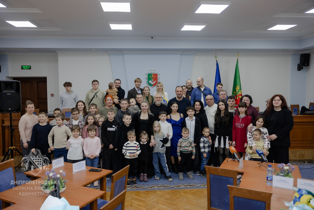 10 осель для дитячих будинків сімейного типу: у Кривому Розі батькам-вихователям вручили ключі від нового житла