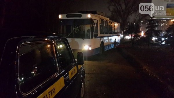 В Днепропетровске троллейбус вылетел с дороги на тротуар и травмировал двух человек