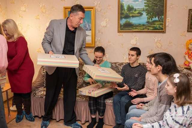 У Дніпрі сироти та діти, позбавлені батьківського піклування отримали подарунки від Святого Миколая