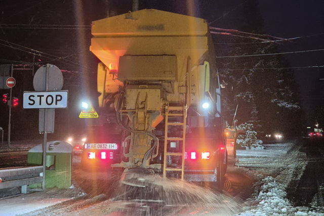 Днепр встречает зиму в полной готовности: коммунальщики ночью чистят снег на дорогах и тротуарах