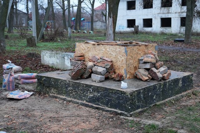 Реконструкція памʼятника. Суспільне Дніпро В селе Шевченко Днепровского района во время демонтажа рассыпался бюст Тараса Шевченко: планируют ли устанавливать новый