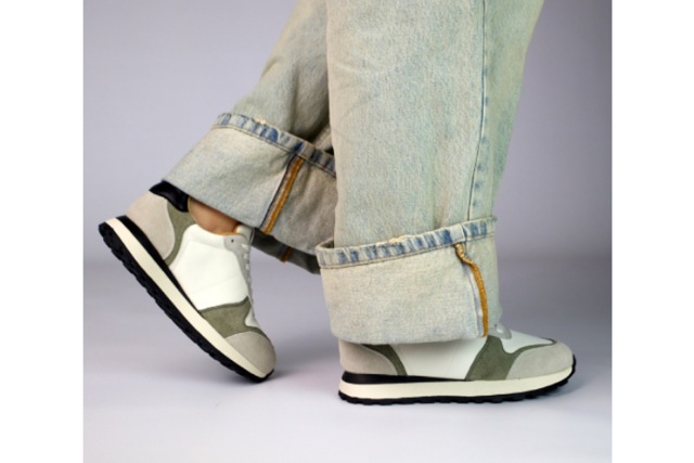 Стильні образи: з чим поєднувати білі та чорні шкіряні жіночі кросівки