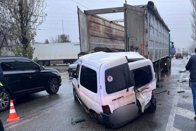 В Днепре на ж/м Северный произошло ДТП между тремя автомобилями: есть пострадавший