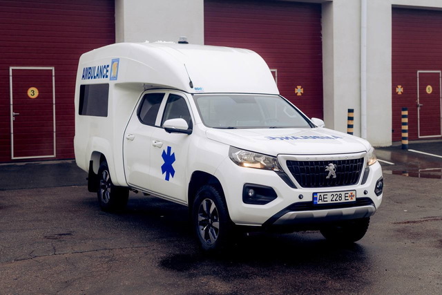 Спасатели Днепропетровщины получили новую карету скорой помощи от французских партнеров