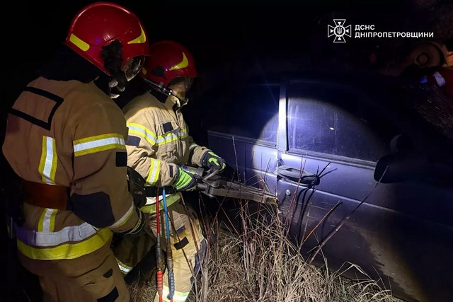 На Днепропетровщине спасатели деблокировали мужчину из поврежденного в результате ДТП автомобиля