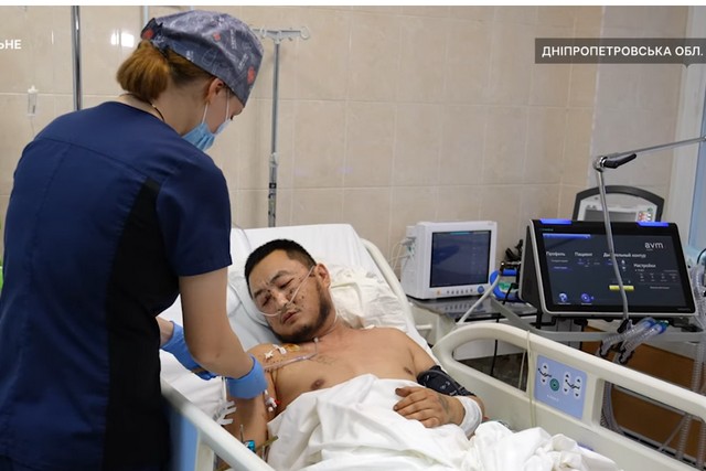 Ампутированная нога, сломанные рука и ребра: на Днепропетровщине лечат морпеха Семена, пережившего атаку FPV-дрона