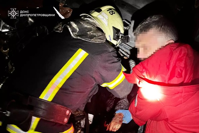 В пригороде Днепра спасатели разблокировали водителя из разбитого в результате ДТП автомобиля