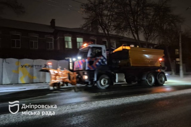 Полтысячи коммунальщиков и 69 единиц техники работали на улицах Днепра после вечернего снегопада