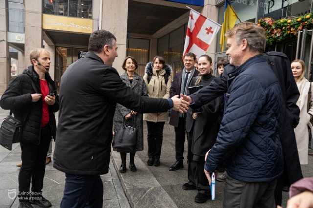 Посли країн-партнерів та представники міжнародних дипмісій випробували перший безбар'єрний трамвайний маршрут у Дніпрі