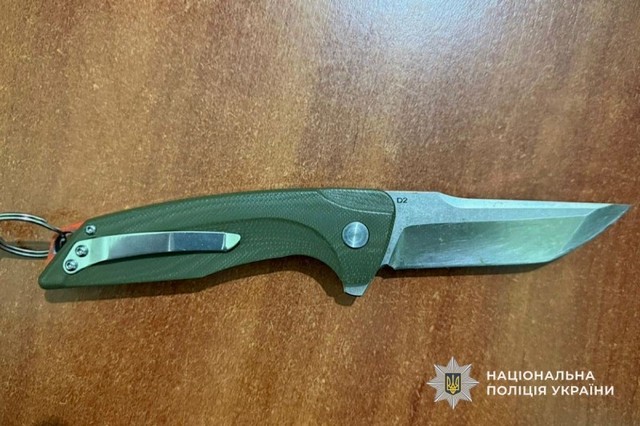Полиция Днепра задержала мужчину, который в результате ссоры ранил ножом 68-летнего горожанина