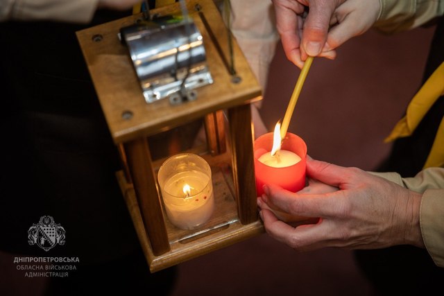 В Днепр привезли Вифлеемский огонь мира