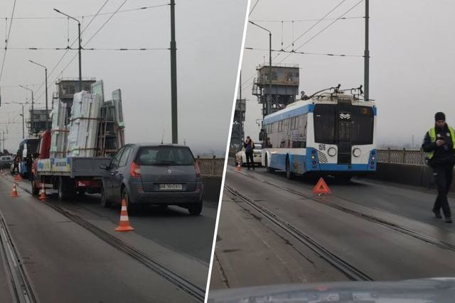 Renault, грузовик и троллейбус: в Днепре на Старом мосту произошло ДТП