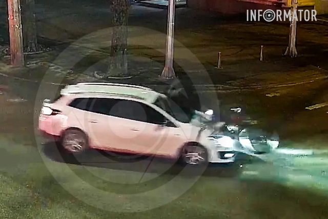 В Днепре на Независимости Renault сбил велосипедистку: видео момента ДТП