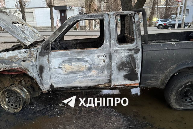 В Днепре на Северном подожгли автомобиль: в результате пожара сгорели личные вещи военного