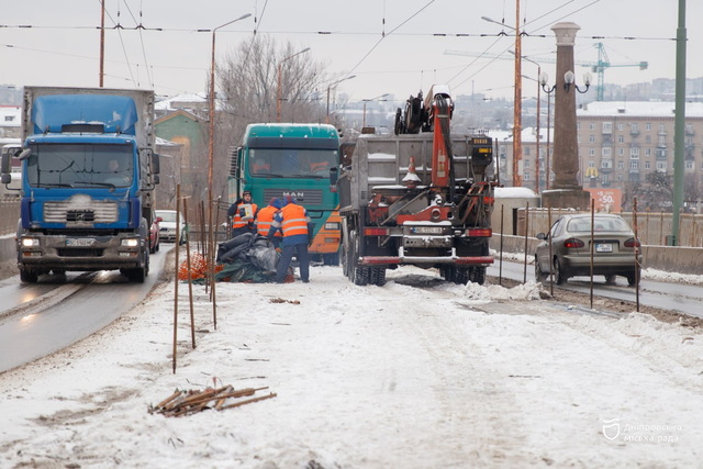 В Днепре завершили первый этап капитального ремонта трамвайной линии на Старом мосту: трамваи возобновляют работу